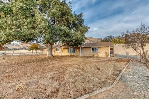 8062 Monreal Dr, Sanger, CA 93657
