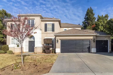 2626 E Deyoung Dr E, Fresno, CA 93720