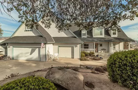 35006 Sunflower Ln, Squaw Valley, CA 93675