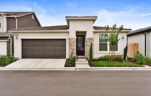 1281 E Via Ulivo Dr, Fresno, CA 93730