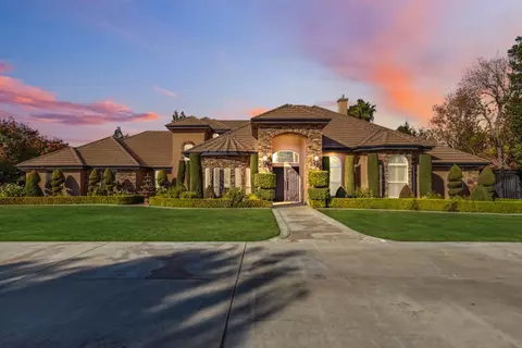 6846 E Carmalee Ln, Fresno, CA 93727