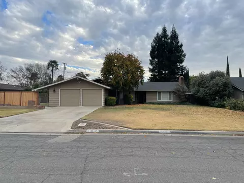 1567 W Robinwood Ln, Fresno, CA 93711