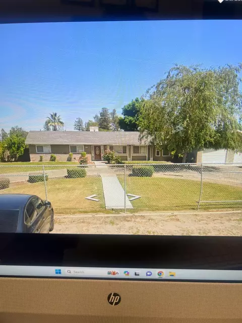 698 S Dockery Ave, Sanger, CA 93657