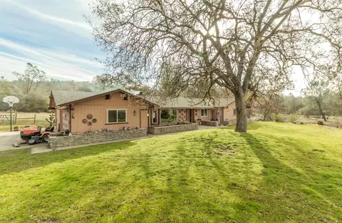 30296 Gooseberry Ln, Prather, CA 93651