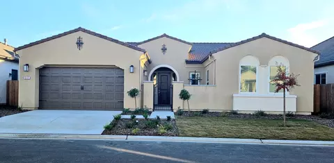 642 Bloom Ln, Clovis, CA 93619