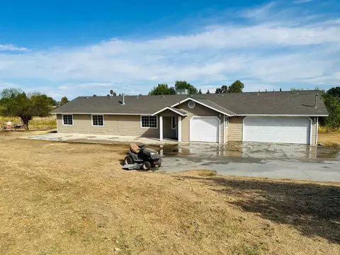17643 Brook Dr E, Madera, CA 93638