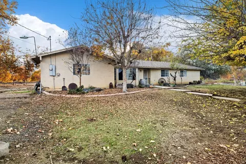 6977 Live Oak Dr, Sanger, CA 93657