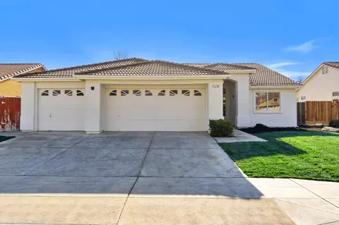1779 E Chelsea Dr, Fresno, CA 93720