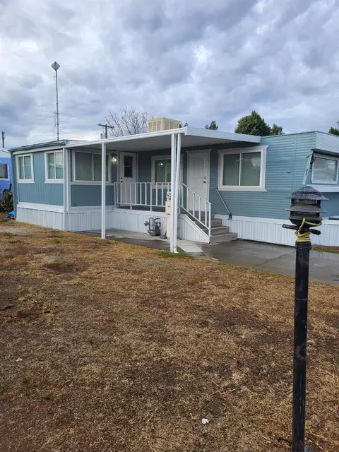 7676 N Fresno St #42, Fresno, CA 93720