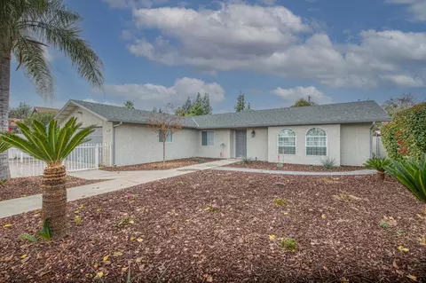 826 Woodworth Ave, Clovis, CA 93612