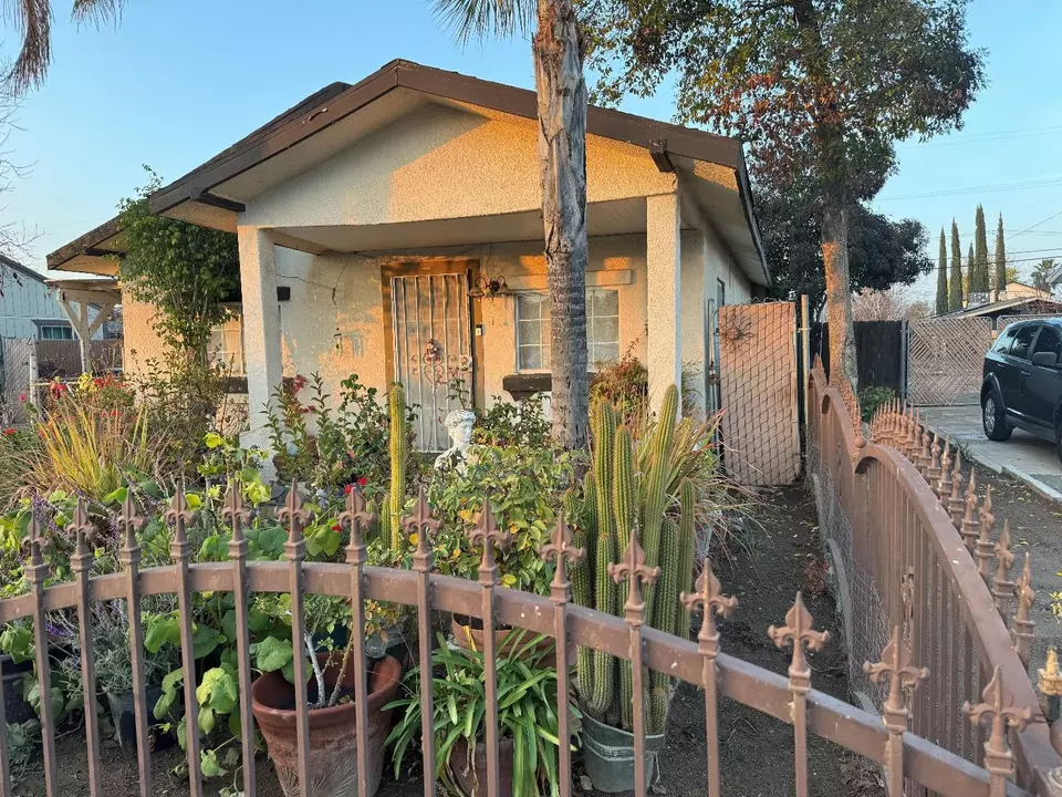 748 W University Ave SW, Fresno, CA 93705 | 3 Photos - Movoto