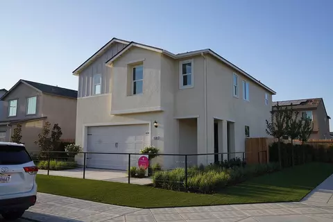 2287 N Hartford Dr, Fresno, CA 93727