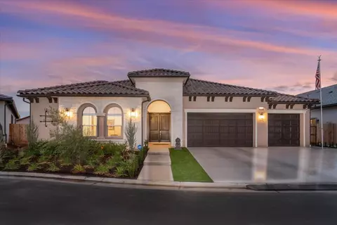2724 Moody Ave, Clovis, CA 93619