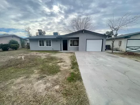 14561 W D St, Kerman, CA 93630