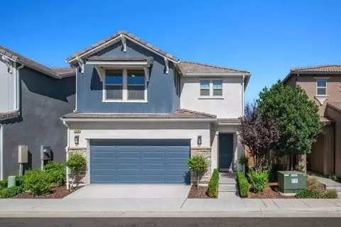 2838 N Sophie Dr, Fresno, CA 93727