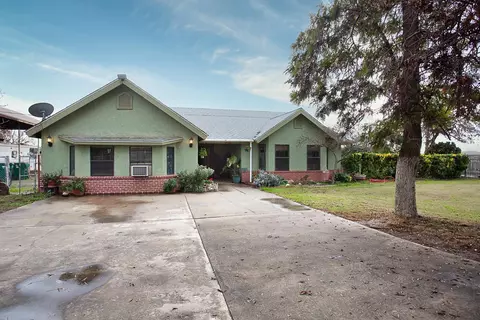417 S Oakmore Rd #E, Tulare, CA 93274