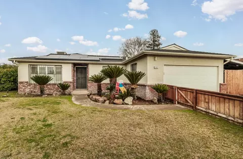 1521 Rall Ave, Clovis, CA 93611