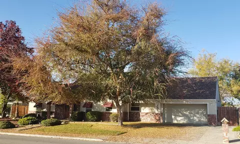 652 E Burlwood Ln, Lemoore, CA 93245