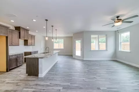 133 N Walnut Ave, Kerman, CA 93630