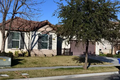 1358 W Burgundy Ct, Hanford, CA 93230