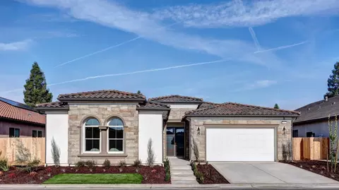 2602 E Via Sofia Dr, Fresno, CA 93730