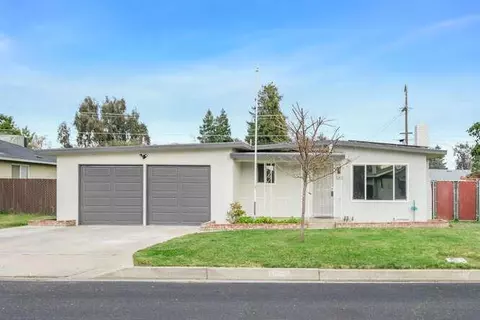 1009 Lillian St, Madera, CA 93637