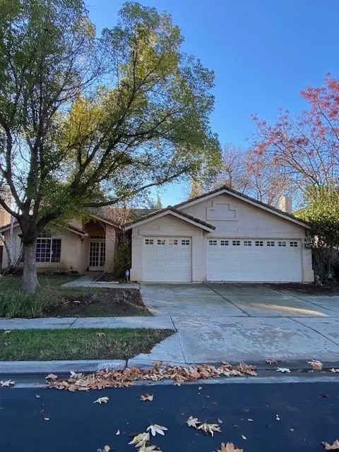 2304 Roberts Ave, Clovis, CA 93611