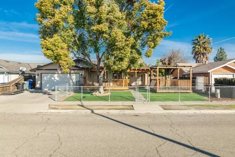 958 Rosewood Ln, Lemoore, CA 93245