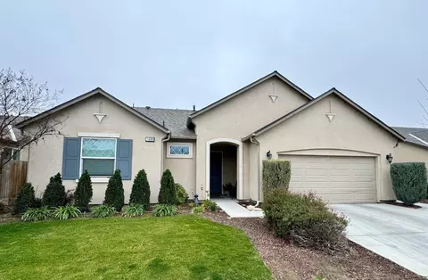 1600 Softwind Dr, Tulare, CA 93274