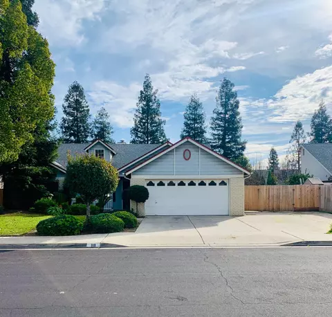 118 Oak Ave, Clovis, CA 93611