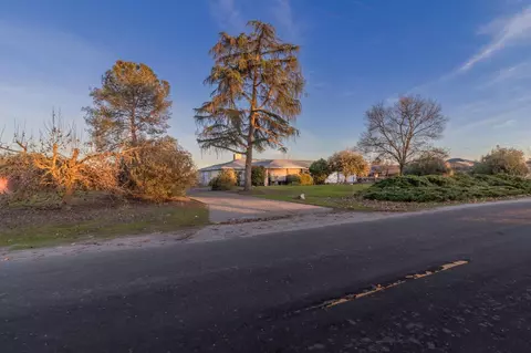 16883 Walden Dr, Madera, CA 93638