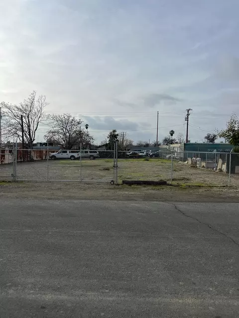 404 Miller St, Hanford, CA 93230