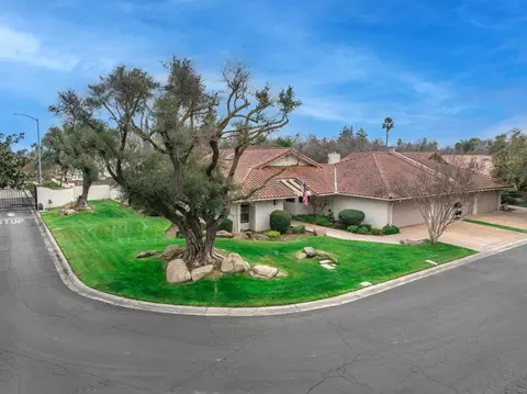 28 Seasons Ct, Madera, CA 93637