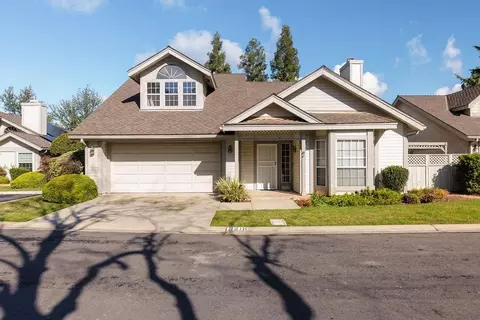 9216 N Stoneridge Ln, Fresno, CA 93720