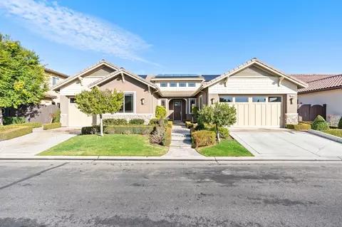 521 W Derbyshire Ln, Clovis, CA 93619