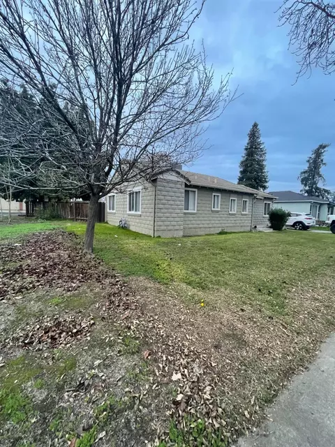 35 E 27th St, Merced, CA 95340