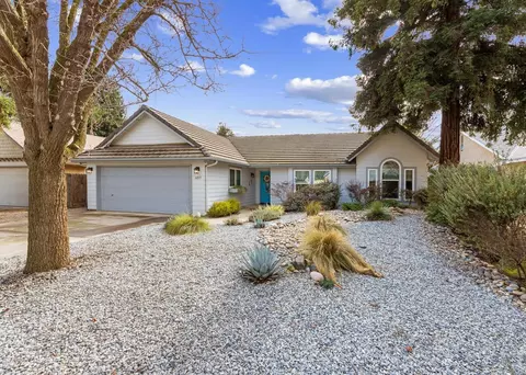 6015 W School Ct, Visalia, CA 93291