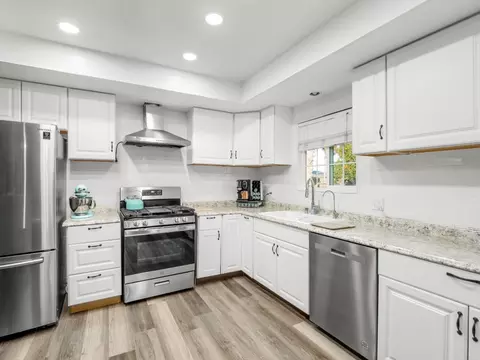 572 N Nichols Ave, Dinuba, CA 93618