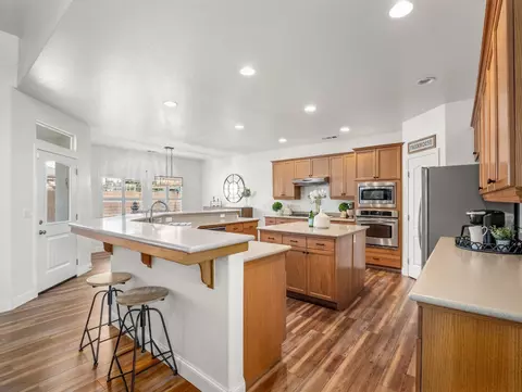 630 W Cherry Ct, Visalia, CA 93277
