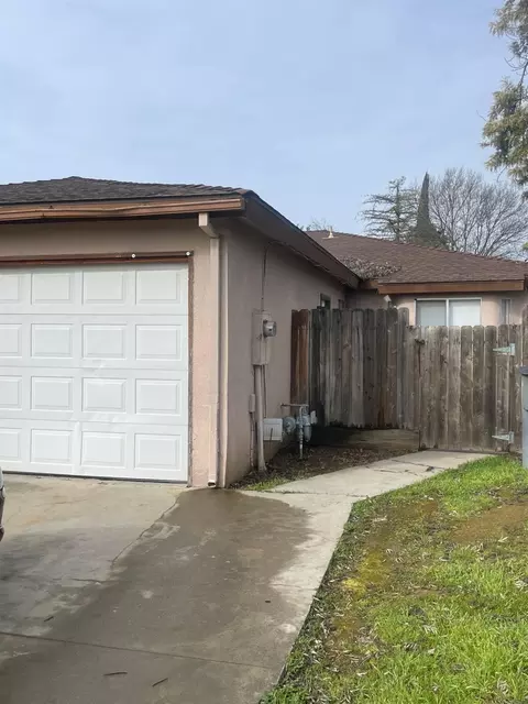 4033 N Milburn Ave, Fresno, CA 93722