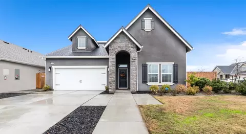2236 W Heather Ln, Hanford, CA 93230