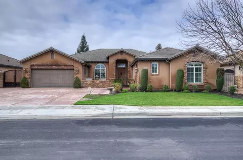 24 Gateway Ave, Clovis, CA 93612