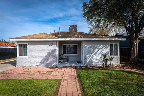 102 W Birch Ave, Pinedale, CA 93650