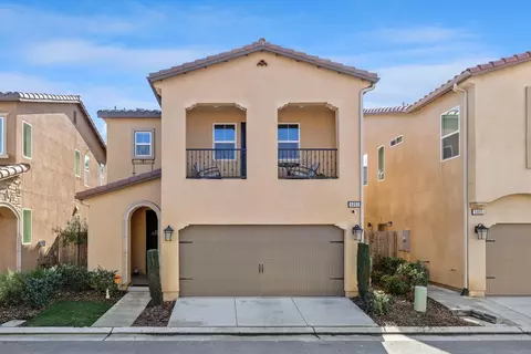 6093 E Brick Dr, Fresno, CA 93727