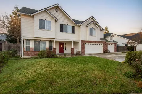 138 W Vermont Ave, Clovis, CA 93619