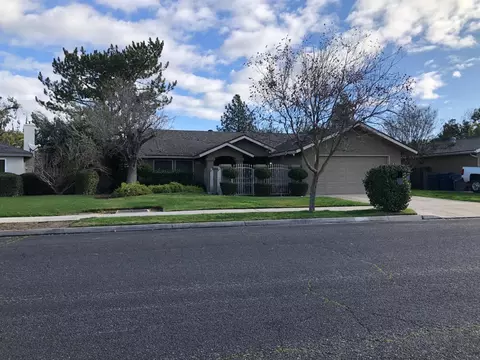 2709 Greenwood Dr, Madera, CA 93637