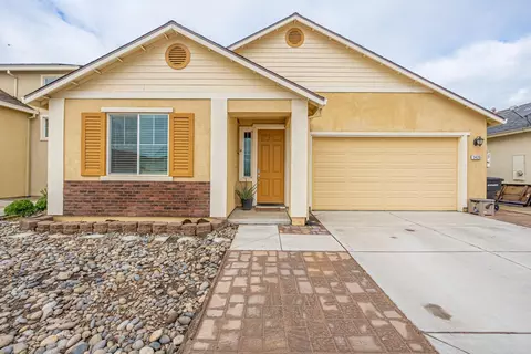1426 Greenbrier Dr, Hanford, CA 93230