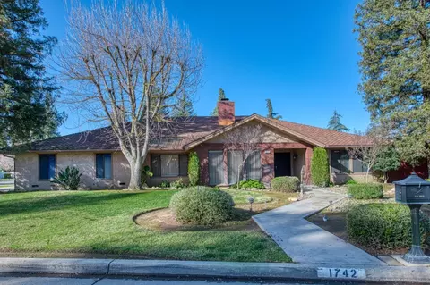1742 S Waverly Ln, Fresno, CA 93727