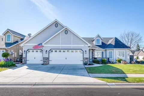 582 W Prescott Ave, Clovis, CA 93619