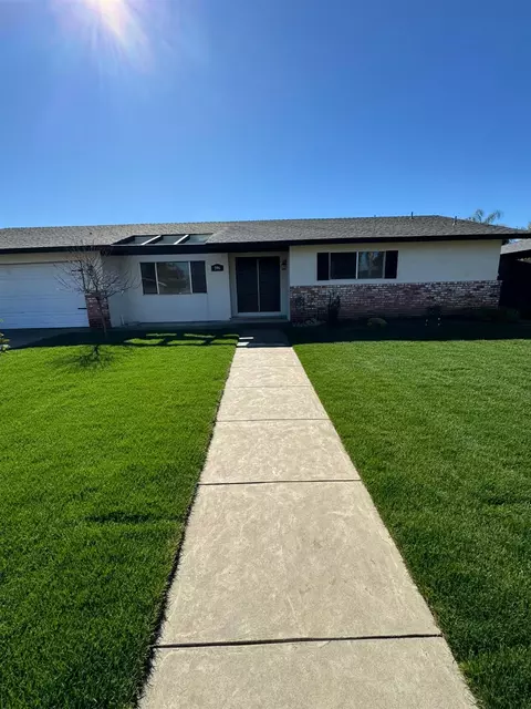 596 E Bel Aire Dr, Dinuba, CA 93618